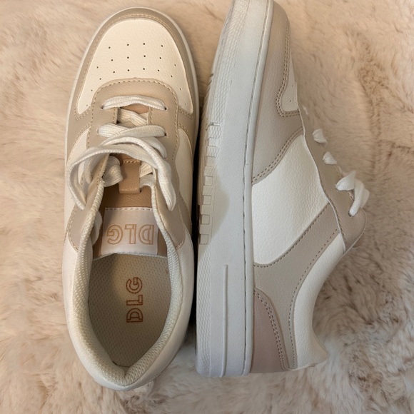 Brand new DLG women sneakers in box. Size 8. - Picture 3 of 10